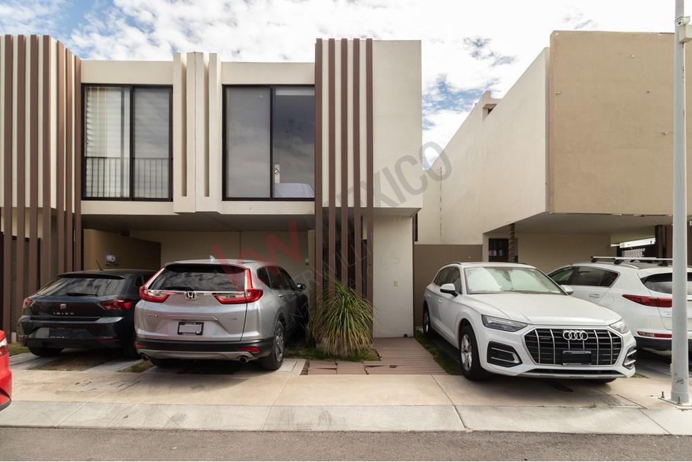 Renta de casa amueblada en Condominio Diamante El Refugio con amenidades