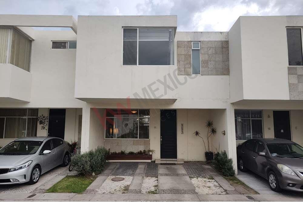 Casa en venta en Corregidora, Fracc. Terranova con habitación con baño  completo en planta baja!!