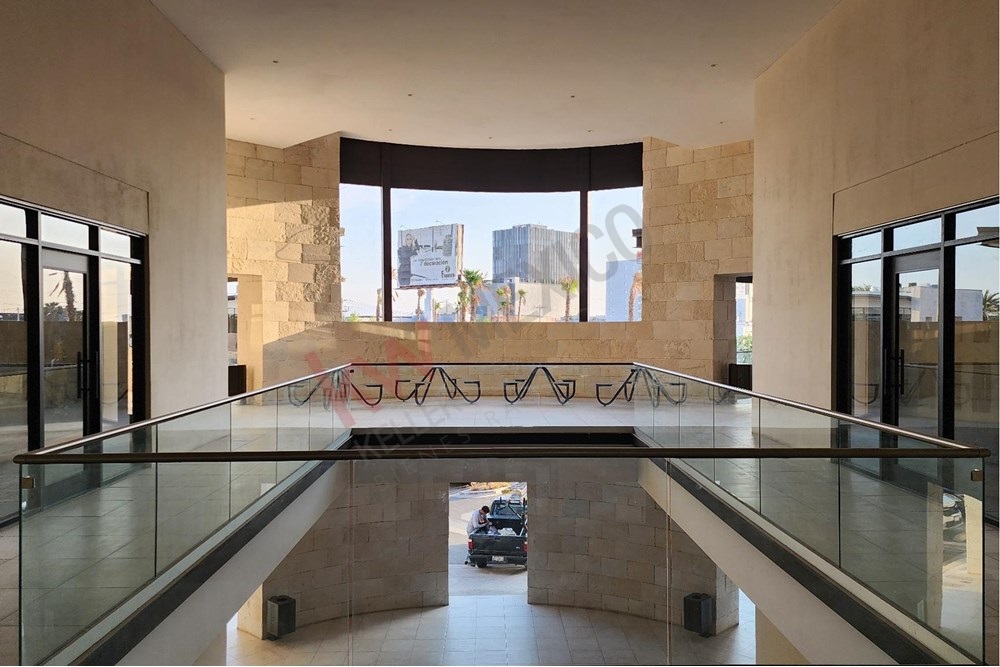 Local comercial en plaza 'Los Xielos' en el corazón de la zona dorada