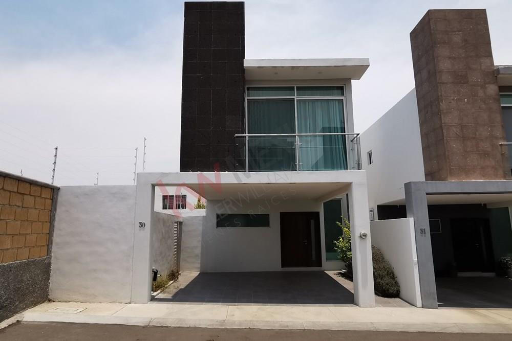 Casa con  terreno excedente en San isidro Juriquilla