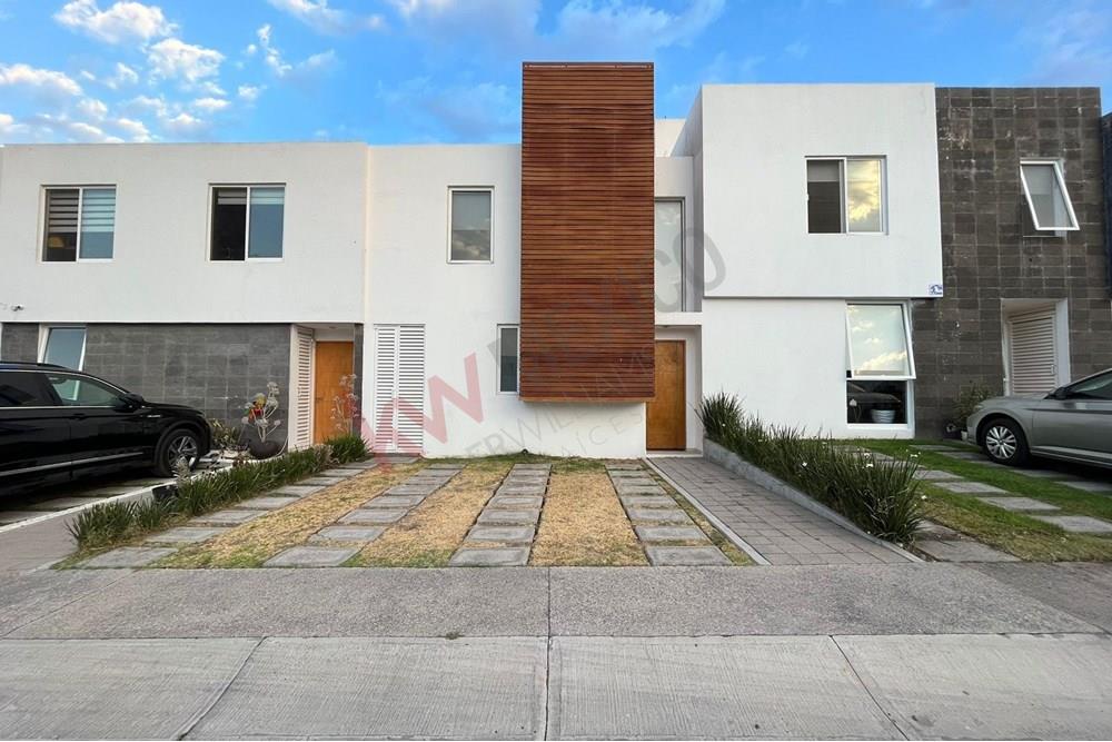 RENTA CASA EN CONDOMINIO CON AMPLIO JARDÍN EN JURIQUILLA SANTA FE