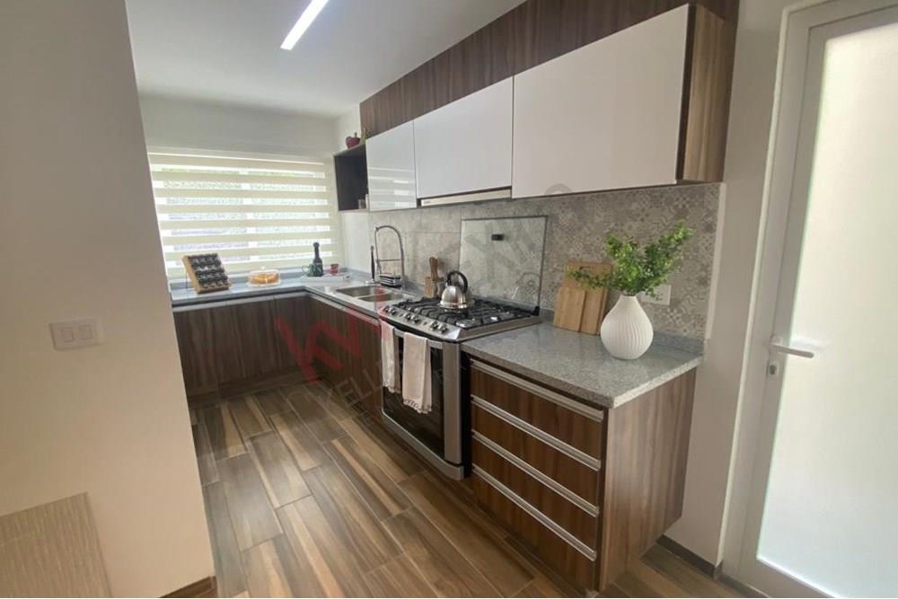 ESTRENA CASA EN ZIBATA CON 4 RECAMARAS,UNA EN PLANTA BAJA Y ROOF GARDEN Y TERRAZA