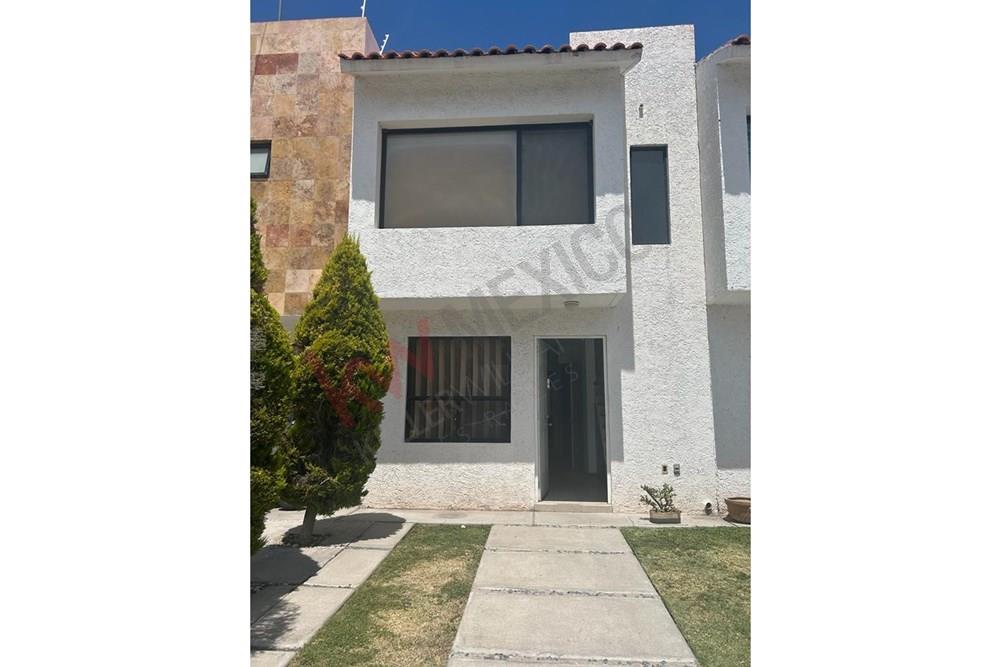 Casa en renta en fraccionamiento Sonterra con recámara en planta baja