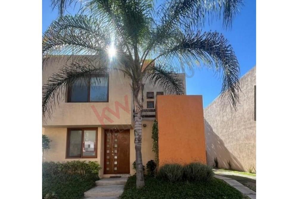 CASA EN RENTA CON JARDÍN Y ESTUDIO EN PRIVADA CON AMENIDADES, FRACCIONAMIENTO PUERTA REAL CORREGIDORA QRO.