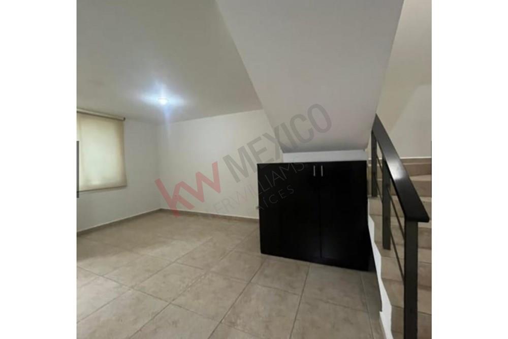 CASA EN RENTA CON JARDÍN Y ESTUDIO EN PRIVADA CON AMENIDADES, FRACCIONAMIENTO PUERTA REAL CORREGIDORA QRO.