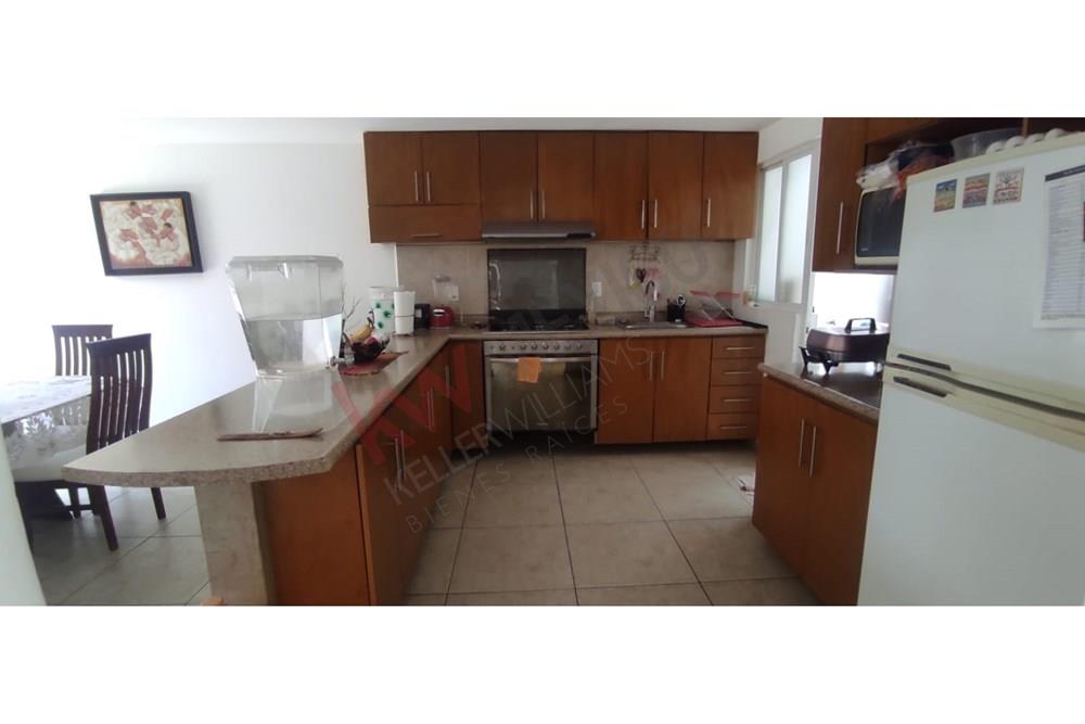 CASA EN RENTA CON JARDÍN Y ESTUDIO EN PRIVADA CON AMENIDADES, FRACCIONAMIENTO PUERTA REAL CORREGIDORA QRO.