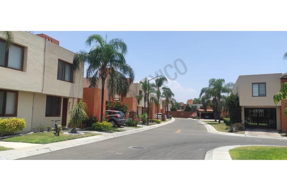 CASA EN RENTA CON JARDÍN Y ESTUDIO EN PRIVADA CON AMENIDADES, FRACCIONAMIENTO PUERTA REAL CORREGIDORA QRO.