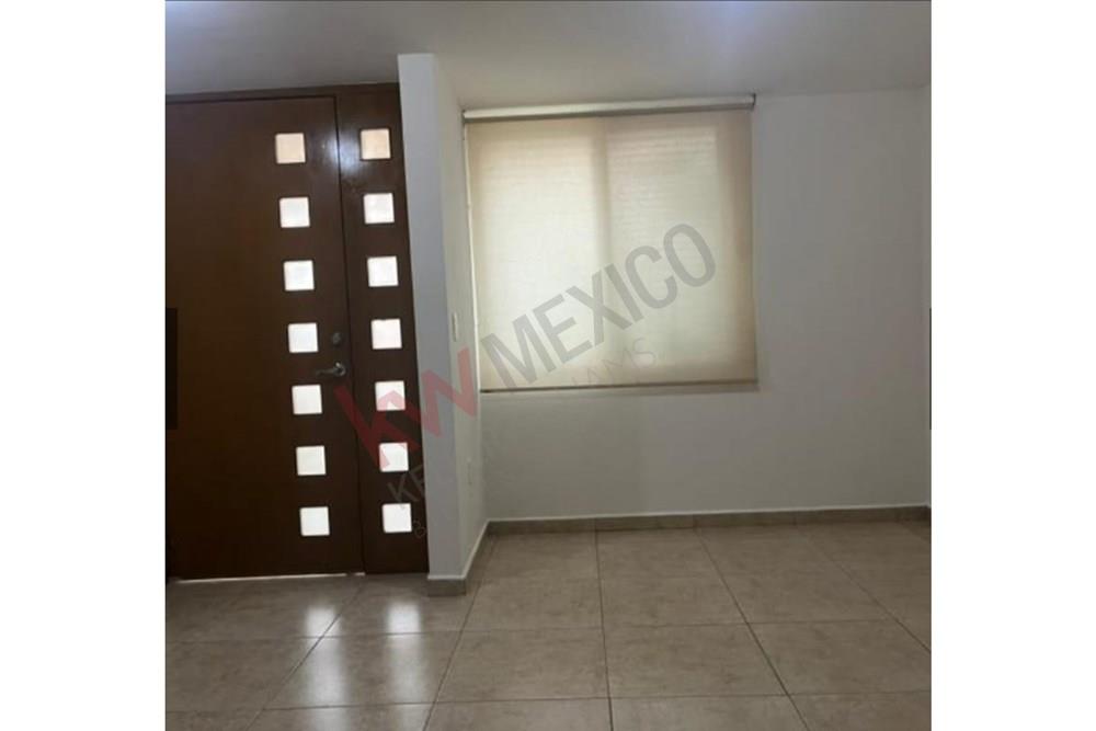 CASA EN RENTA CON JARDÍN Y ESTUDIO EN PRIVADA CON AMENIDADES, FRACCIONAMIENTO PUERTA REAL CORREGIDORA QRO.