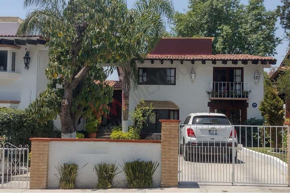 VENTA DE CASA EN TEQUISQUIAPAN EN UNO DE LOS FRACCIONAMIENTOS MAS  EXCLUSIVOS Y SEGUROS