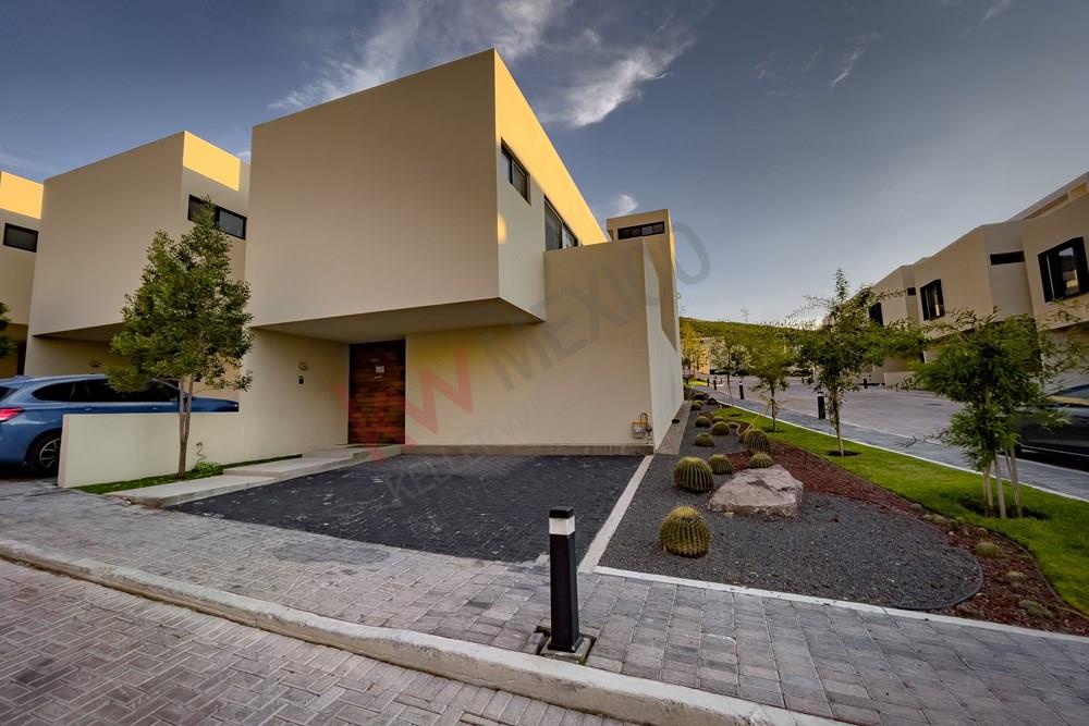 Increíble Casa en Renta con habitación en planta baja. Privada Icono Zibatá