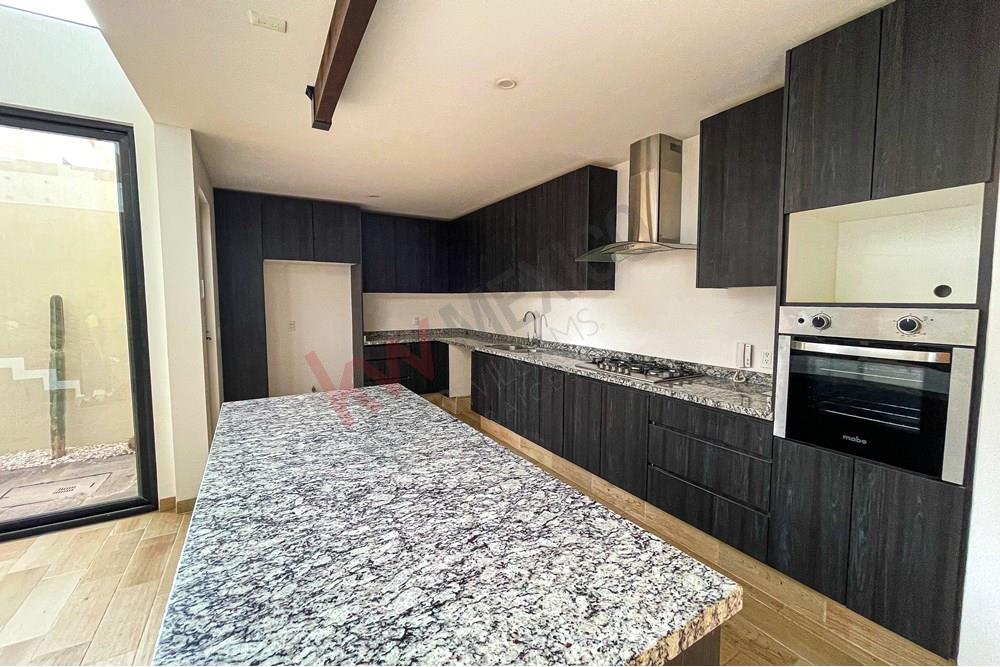 Increíble Casa en Renta con habitación en planta baja. Privada Icono Zibatá