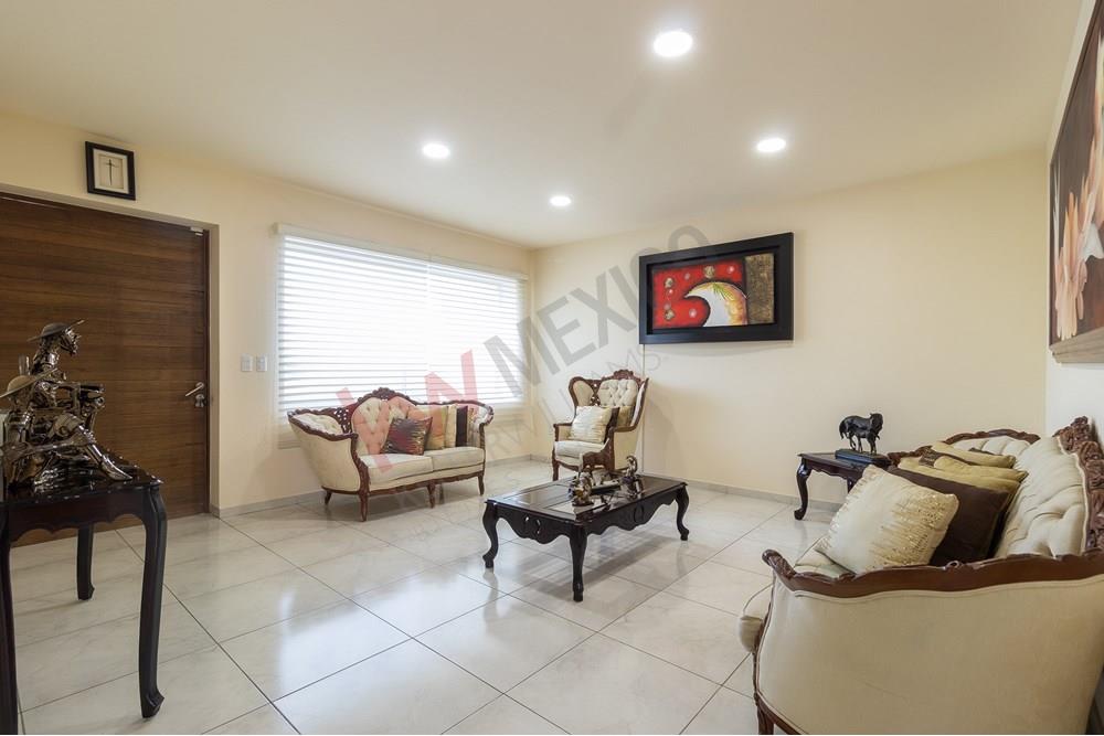 VENTA! CASA EN JURIQUILLA DE 4 RECÁMARAS, 2 EN PLANTA BAJA!