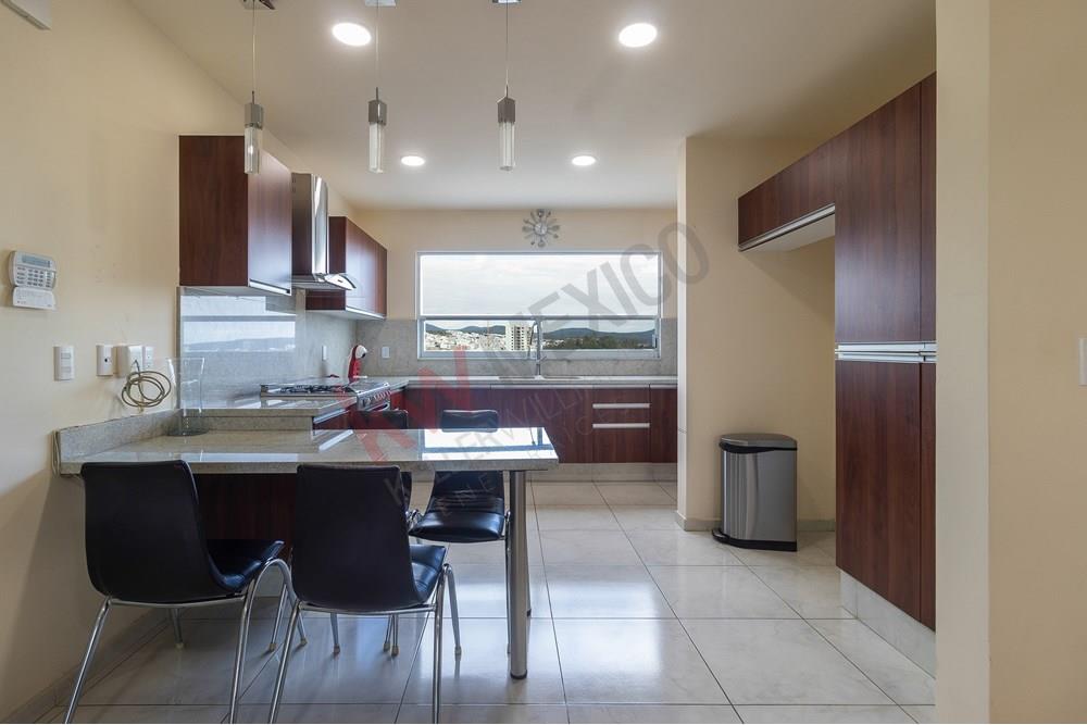 VENTA! CASA EN JURIQUILLA DE 4 RECÁMARAS, 2 EN PLANTA BAJA!