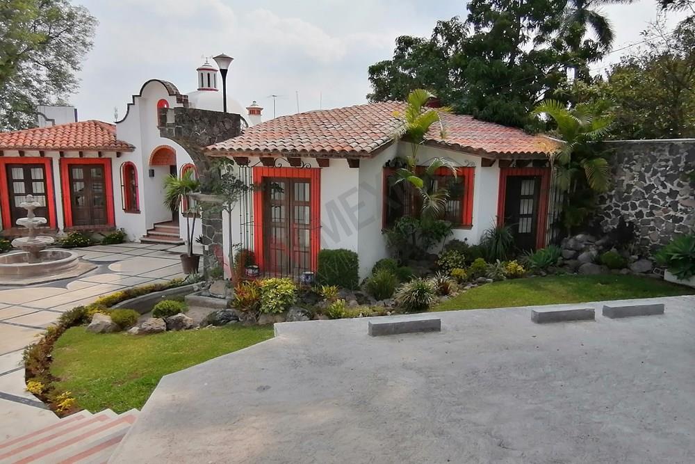 Vende casa en Cuernavaca Morelos. Un solo piso. Alberca y jardín. Zona norte .