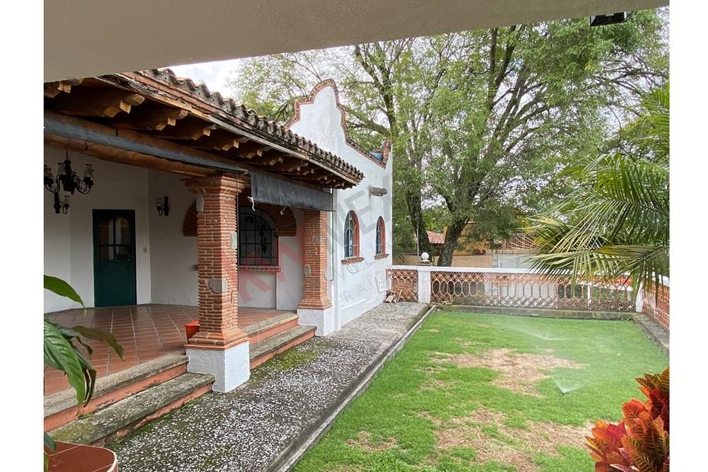 Vende casa en Cuernavaca Morelos. Un solo piso. Alberca y jardín. Zona  norte.