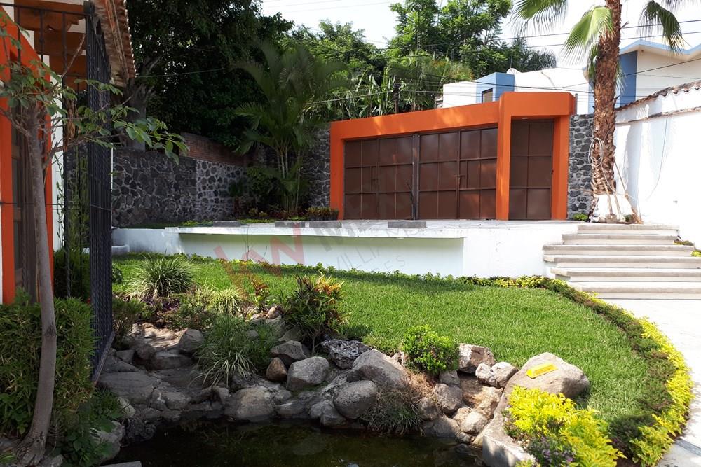 Vende casa en Cuernavaca Morelos. Un solo piso. Alberca y jardín. Zona norte .