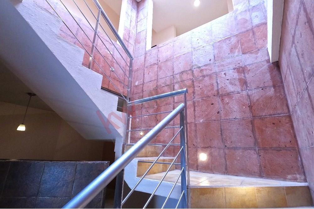 Casa en Renta, Cumbres del Cimatario, Centro Sur. 300 mts terreno - 300 mts construcción. 5 recamaras, con opción a entregar amueblada.