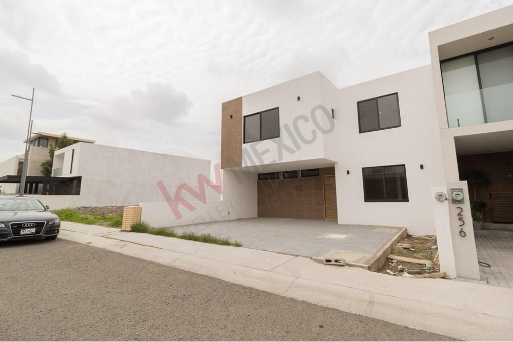 Casa en venta, nueva con amplios espacios y excelente iluminación.