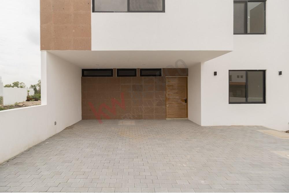 Casa en venta, nueva con amplios espacios y excelente iluminación.