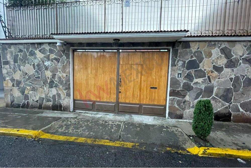SE RENTA CASA DE UN PISO EN EL CENTRO DE TOLUCA EN AVENIDA PRINCIPAL