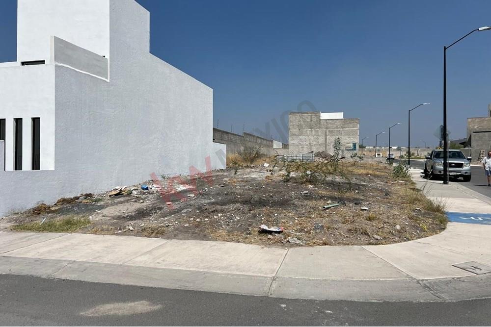 Venta de Terreno en esquina, plano en privada con vigilancia, La Reserva Juriquilla, Querátaro