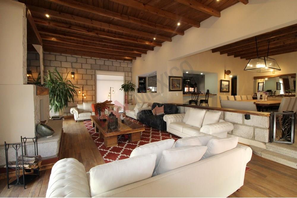 Encantadora Residencia Colonial en Venta en Villas del Mesón: Un Remanso de Tradición y Elegancia