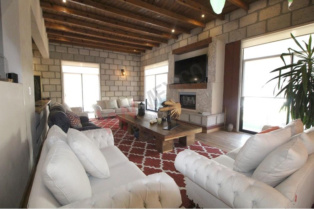 Encantadora Residencia Colonial en Venta en Villas del Mesón: Un Remanso de Tradición y Elegancia