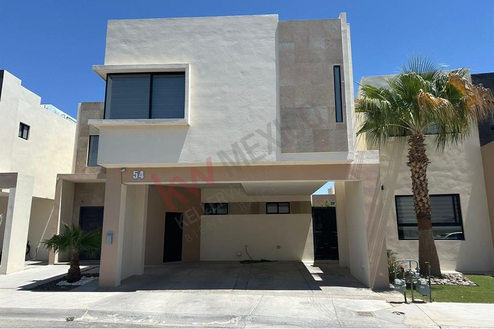 CASA EN RENTA DE 3 RECAMARAS CON SU PROPIO BAÑO Y FRACC CON ALBERCA EN ALTARIA 7