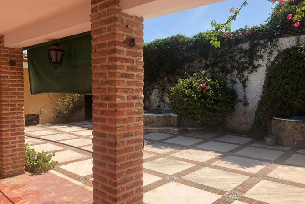 Casa en Renta con uso de suelo comercial en el corazón de Tlajomulco de Zuñiga.