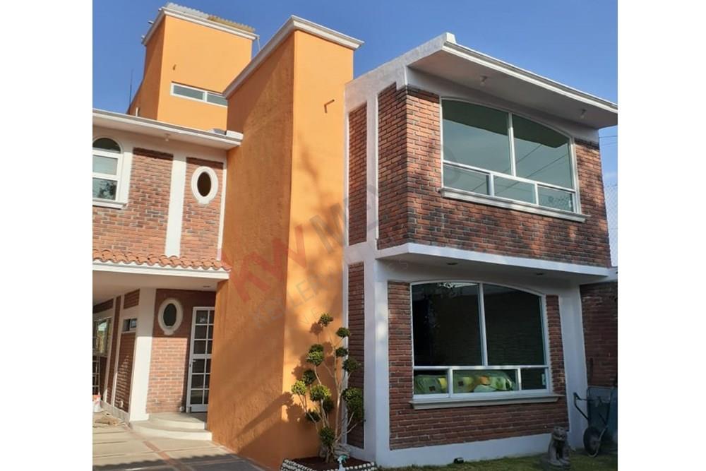 Casa en Venta en Hacienda San José Barbabosa, Zinacantepec, 3 niveles.