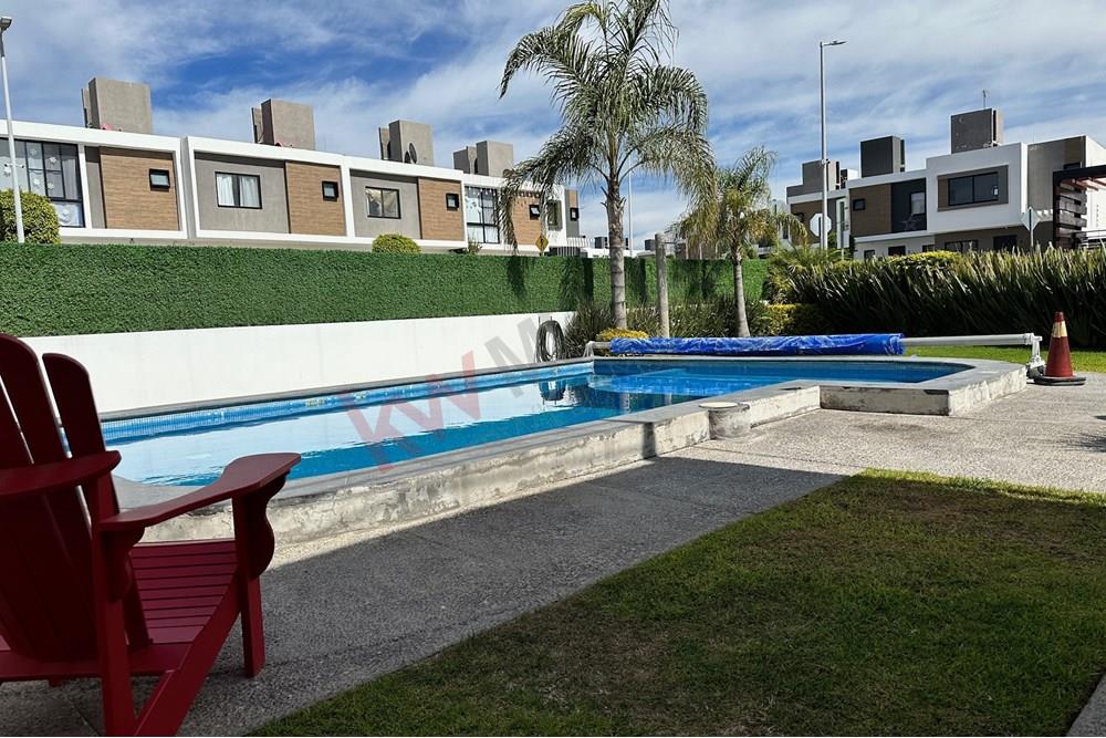 RENTA DE CASA EN ZAKIA CON RECAMARA EN  PLANTA BAJA, EXCELENTE UBICACION, ACEPTA MASCOTAS, MANTENIMIENTO INCLUIDO EXCELENTE OPORTUNIDAD CON PARQUES CERCANOS Y TRANSPORTE.....................................................