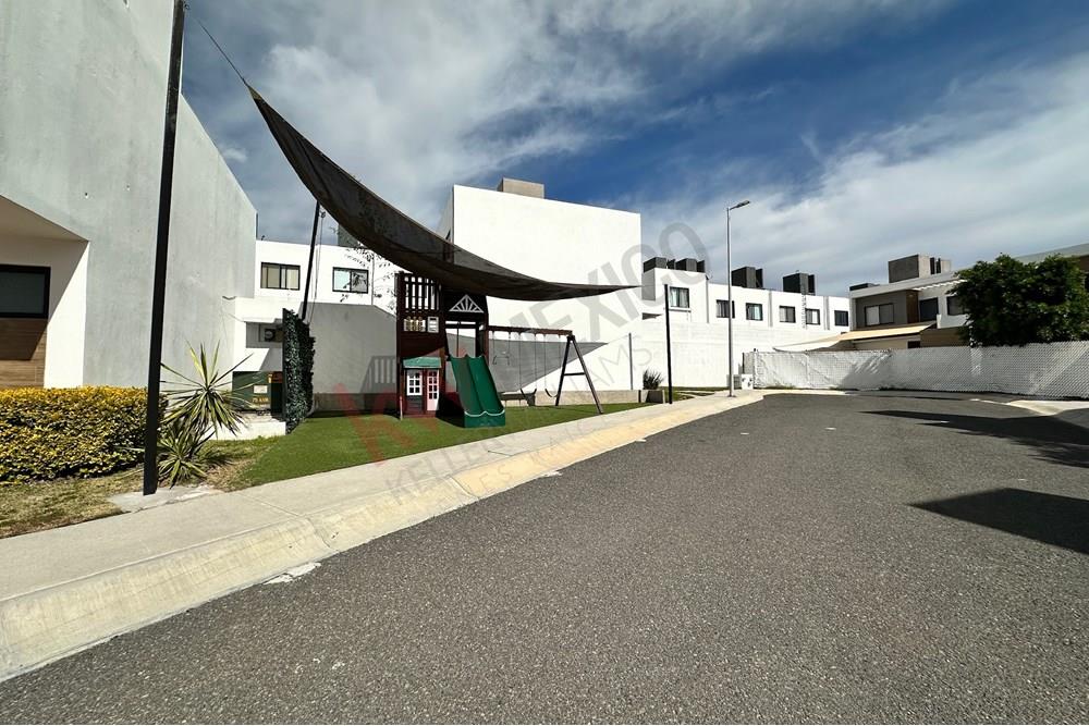 RENTA DE CASA EN ZAKIA CON RECAMARA EN  PLANTA BAJA, EXCELENTE UBICACION, ACEPTA MASCOTAS, MANTENIMIENTO INCLUIDO EXCELENTE OPORTUNIDAD CON PARQUES CERCANOS Y TRANSPORTE.....................................................