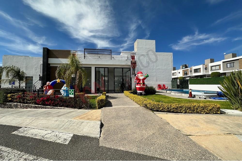 RENTA DE CASA EN ZAKIA CON RECAMARA EN  PLANTA BAJA, EXCELENTE UBICACION, ACEPTA MASCOTAS, MANTENIMIENTO INCLUIDO EXCELENTE OPORTUNIDAD CON PARQUES CERCANOS Y TRANSPORTE.....................................................