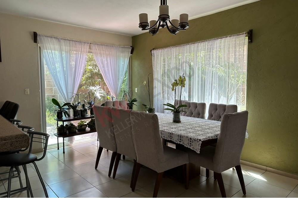 HERMOSA CASA EN  EL FRACC MIRADOR, DOBLE TERRENO, 2 NIVELES, EXCELENTE ESTADO DE CONSERVACION, CALLE ABIERTA