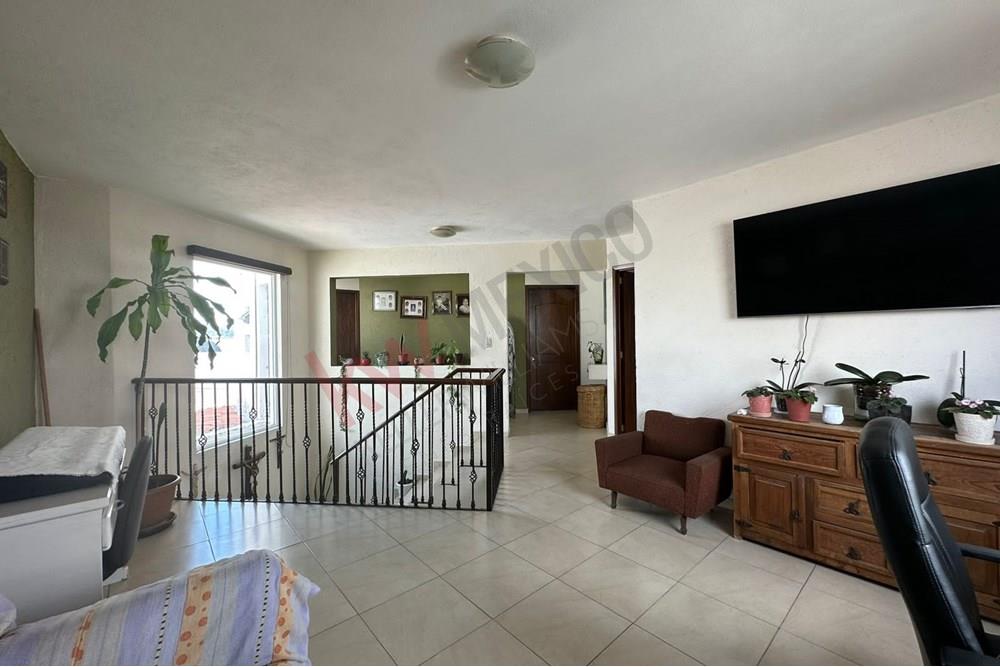 HERMOSA CASA EN  EL FRACC MIRADOR, DOBLE TERRENO, 2 NIVELES, EXCELENTE ESTADO DE CONSERVACION, CALLE ABIERTA