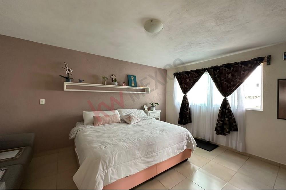 HERMOSA CASA EN  EL FRACC MIRADOR, DOBLE TERRENO, 2 NIVELES, EXCELENTE ESTADO DE CONSERVACION, CALLE ABIERTA