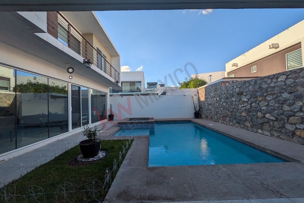 HERMOSA CASA AMUEBLADA CON ALBERCA EN TECNOLOGICO Y Gómez MORIN