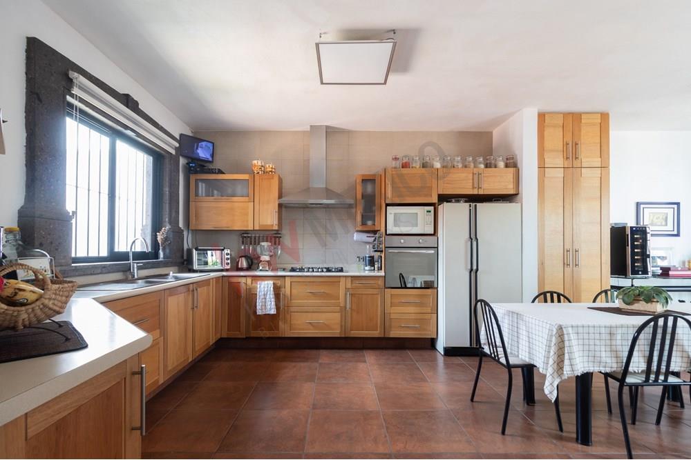 CASA CON EXQUISITA ARQUITECTURA QUE COMBINA CONTEMPORÁNEO Y COLONIAL, JURIQUILLA, QRO.!