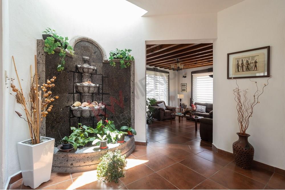 CASA CON EXQUISITA ARQUITECTURA QUE COMBINA CONTEMPORÁNEO Y COLONIAL, JURIQUILLA, QRO.!