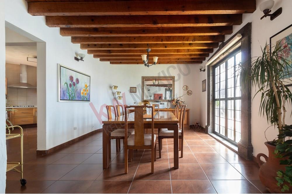 CASA CON EXQUISITA ARQUITECTURA QUE COMBINA CONTEMPORÁNEO Y COLONIAL, JURIQUILLA, QRO.!