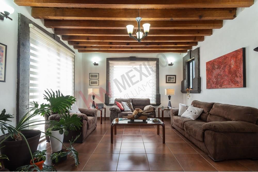 CASA CON EXQUISITA ARQUITECTURA QUE COMBINA CONTEMPORÁNEO Y COLONIAL, JURIQUILLA, QRO.!