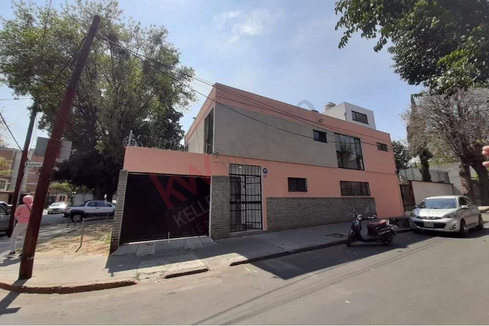 Venta de casa en esquina al sur en el Centro de Tlalpan, con 4