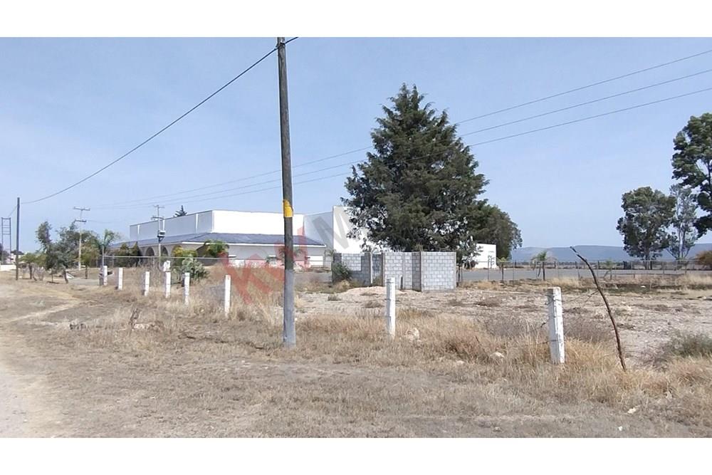 TERRENO EN VENTA PARA USO COMERCIAL A PIE DE CARRETERA EN SAN LUIS DE LA PAZ, GUANAJUATO