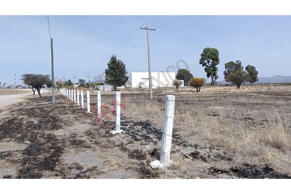 TERRENO EN VENTA PARA USO COMERCIAL A PIE DE CARRETERA EN SAN LUIS DE LA PAZ, GUANAJUATO