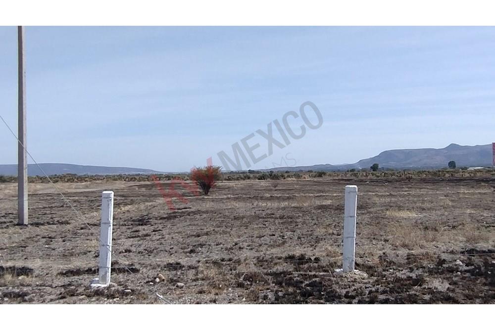 TERRENO EN VENTA PARA USO COMERCIAL A PIE DE CARRETERA EN SAN LUIS DE LA PAZ, GUANAJUATO