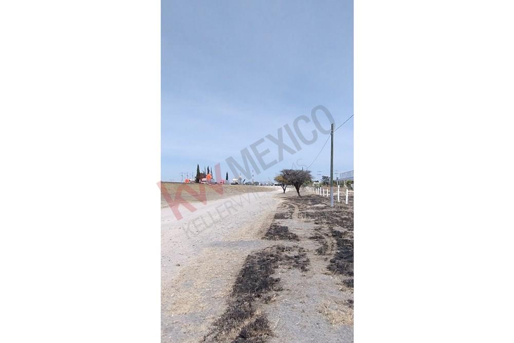 TERRENO EN VENTA PARA USO COMERCIAL A PIE DE CARRETERA EN SAN LUIS DE LA PAZ, GUANAJUATO