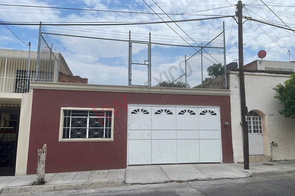 CASA CON USO DE SUELO COMERCIAL EN VENTA CERCA TRANSITO