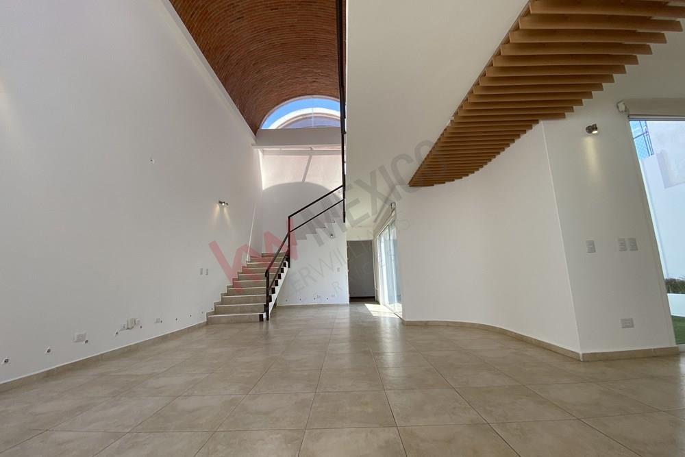 VENTA! CASA DE AMPLIOS ESPACIOS CON RECÁMARA EN PLANTA BAJA Y DEPARTAMENTO INDEPENDIENTE, MILENIO III, QRO!