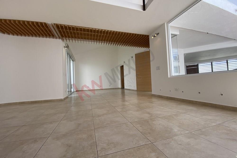 VENTA! CASA DE AMPLIOS ESPACIOS CON RECÁMARA EN PLANTA BAJA Y DEPARTAMENTO INDEPENDIENTE, MILENIO III, QRO!