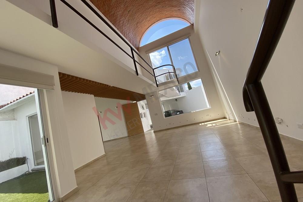VENTA! CASA DE AMPLIOS ESPACIOS CON RECÁMARA EN PLANTA BAJA Y DEPARTAMENTO INDEPENDIENTE, MILENIO III, QRO!